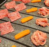 黒毛和牛もも肉　四万十鶏せせり「焼肉きらく【舞鶴市】8000円宴会コースの一例」