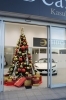 窓の外からのツリー「クリスマスツリー　戸塚安行の花屋フランテッセ」