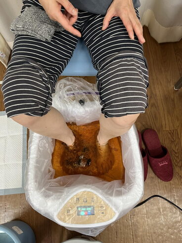 施術後(女性)「ゴッドクリーナー2台同時施術の様子をご紹介!リラックスした空間でデトックス」