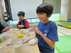 スポンジボールに紙粘土を付ける工程です！「ぷにぷに感触💚スクイーズ作り✌️✨【札幌市北区篠路　放課後等デイサービス　児童発達支援】」