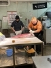 下ろしたマグロを更に切り分けているところです「船橋市場 マグロ 西船橋 アンティークDEN」