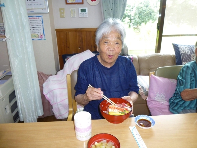 「今日はお寿司を食べて元気もりもり【デイサービス笑がお】」