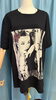 「女性プリントTシャツを黒い半袖に縫い付けました」