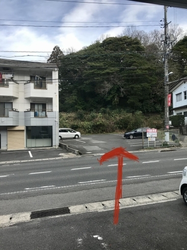 増えたの駐車場は店舗の対面にあります「駐車場を増えたのお知らせです」