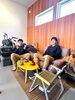 ガレージでくつろぐ社員の鎌田さんと前田さん「【現場レポート】【行方市モデルハウス】ガレージのある暮らし｜第二のリビングとして使える間取りをご紹介」