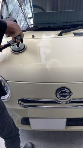 施工中「滋賀県湖南市にある、お車のキズ凹み修理の専門店の湖南鈑金です❗️今回は経年劣化したお車のツヤ引きを、ツルツルに復活させて頂きました(๑╹ω╹๑ )」
