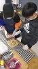 先輩たちに習ってパンケーキ作り体験です「放課後デイサービス・パンケーキ作り体験の様子　/小樽　就労B型　らしくワーク」
