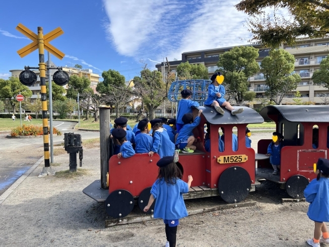 西武庫公園で遊ぶ年中組「秋の遠足！」