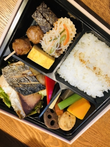 新メニュー・焼き魚弁当　サワラとブリの塩焼きです。「《期間限定 》お弁当のテイクアウト・配達も承ってます。」