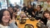 隣のテーブルの方も一緒に写ってくれました♪「女性にも人気！和歌山市中之島の薩摩ラーメン斗天王で味わう本気の一杯🍜」