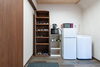 1階お部屋出てすぐに冷凍冷蔵庫、トースター、電子レンジ、洗濯機、湯沸かし電気ポットがございます。「【出雲・神楽荘】『バリアフリー』だけでは伝わらない、神楽荘が大切にしていること」