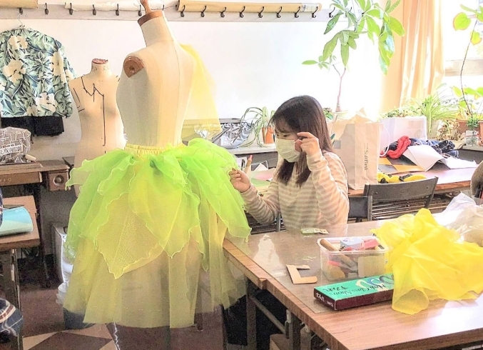 自らのアイデアをカタチにできるようにレッスン♪「兵庫県 神戸市 須磨区 総合運動公園からもアクセスしやすい立地です　自分の個性を伸ばして人生を楽しもう☆発想力・技術力・感性力を身に付けよう☆デザイナー目指せる学校　神戸文化服装学院　即戦力として活躍できるファッションデザイナーを育成します」