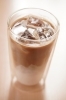 「アーモンドミルクのアイスカフェラテで、やさしいカフェ時間を」