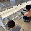 新図書館の棚１段１段に貼り付けていきます。「新図書館への道のり㉓」