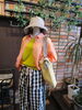 この夏おすすめの主役級コーデ「オレンジシャーベット色シャツ×チェックパンツで“夏のパステルカジュアル”」