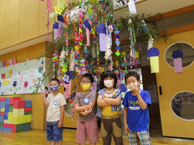 笹飾りの前で♪「ささのは　さ～らさら～♪　七夕会☆彡」