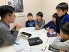 「小樽商大の留学生が、小学生の英会話部門で研修中です。」