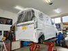 塗料が付かないよう、車体を覆ってから施工します。「冬が来る前に・車の防錆塗装はいかが？」