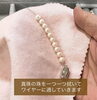 熟練した技術で真珠をワイヤーに通し「ジュエリーやアクセサリーの修理はミヤモトにお任せ下さい😌」