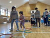 活動の様子:親子でフラフープをジャンプ「親子の運動イベント「Family Sports Day」開催のお知らせ」