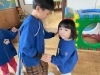 大きい組のお兄さんと♡うれしいね♡「クリスマスに向けて、気持ちが高まる子ども達！制作やダンスを楽しんでいます♪」
