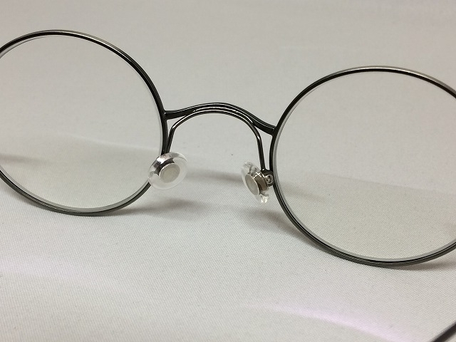 スチールグレーの小さい丸メガネ サングラスにも変身するよ メガネショップ コロリトゥーラのニュース まいぷれ 広島市南区 スチールグレーの小さい丸メガネ サングラスにも変身するよ メガネショップ コロリトゥーラのニュース まいぷれ 広島市南区
