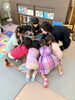 クレヨンのプレゼントを選んでいます「第8回ワークショップレビュー✨はじめてのえいごあそび」