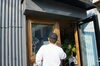 節電ガラスコーティング施工中「店舗ガラスを全面コーティングしました！【節電/ガラスコート/施工事例/大分市】」