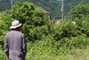 社長です。庭を見て立ち尽くしております。「池田町で地方創生、古民家再生プロジェクト！」