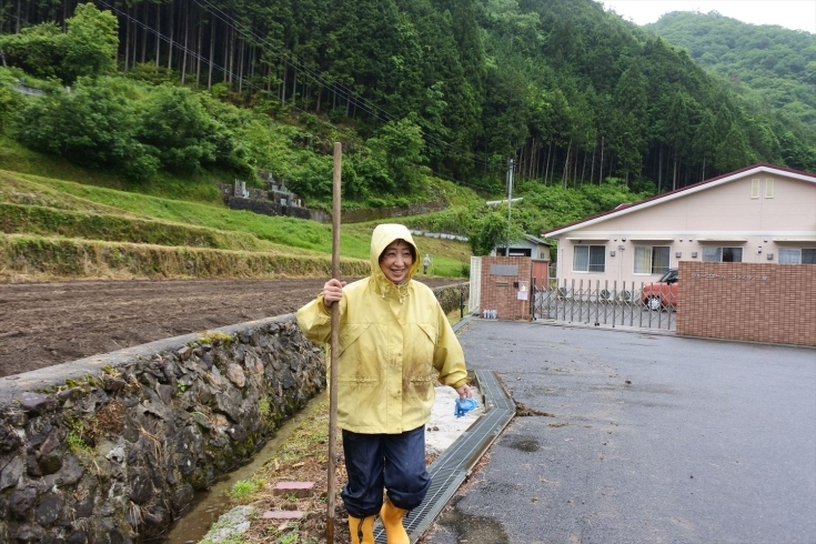 合羽も泥だらけになりました。「ヒマワリの種まきをしました。」