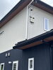 あなたの外壁、驚きの洗浄力で蘇る「松江市東出雲町｜道路沿い外壁の苔・蜘蛛の巣を洗浄しました」
