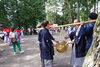 大人たちは羽織袴姿で鐘を打ち鳴らしていました。「「頭うち」（かしらうち）を観に行きました。」