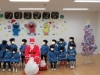 サンタさん!!と記念撮影する園児「Merry Christmas‼サンタさんと記念写真をとりました!」