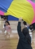 笑顔つながるパラシュート体操「2・3歳の親子向け「英語で体操 GYM TOTS」親子クラスのご案内」