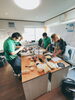 手分けしながら料理作業中♪　/小樽B型事業所らしく「新年あけましておめでとうございます　/ 小樽就労継続支援B型事業所らしくワーク」