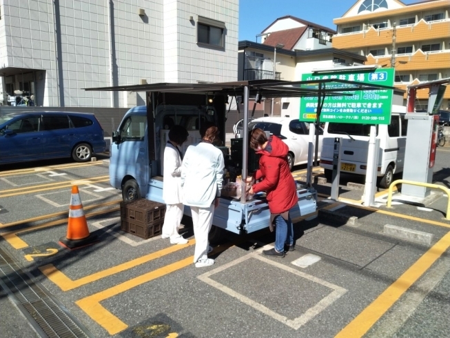 「明日、3月22日 午前10時30分くらいから13時30分くらいまでの間、病院の第３駐車場道路側に「三須トマト農園」さんの移動販売車が参ります」