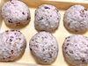 クリームチーズをいれて丸くまとめたモノ。「改めて1番人気『イノセント』（札幌市西区西野ベーカリーベル本店）」