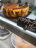 「当店自慢のバスクチーズケーキ！濃厚なめらかな味わいをおうちカフェやテラス席で」