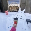 お店の外では雪だるまに会えます「小樽雪あかりの路のおともに、ホットドリンクはいかがですか？」