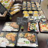 店内「【6月15日】仕入れの相棒・大貫妙子さんの世界♪ご飯が進む「茄子と鶏肉の黒酢炒め」＆職人自慢のにぎり寿司 🍱🎵」