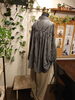 「チャコールグレーの刺繍シャツ×レースベストの秋コーデと音楽モチーフの店内ディスプレイ」