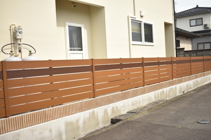 道路からの視線を遮る 目隠しフェンス設置で快適な暮らしに 福島市でエクステリアのことならグリーンライフ 株式会社グリーンライフのニュース まいぷれ 福島市 道路からの視線を遮る 目隠しフェンス設置で快適な暮らしに 福島市でエクステリアのことならグリーンライフ 株式会社グリーンライフのニュース まいぷれ 福島市