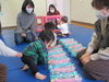 ペットボトル、触って、座って。音がおもしろいね。「今日は「うさぎ組」がありました。」