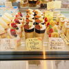 今日のショーケース3「カヌレはバニラ、ラム、抹茶………3種類ございます☺️」