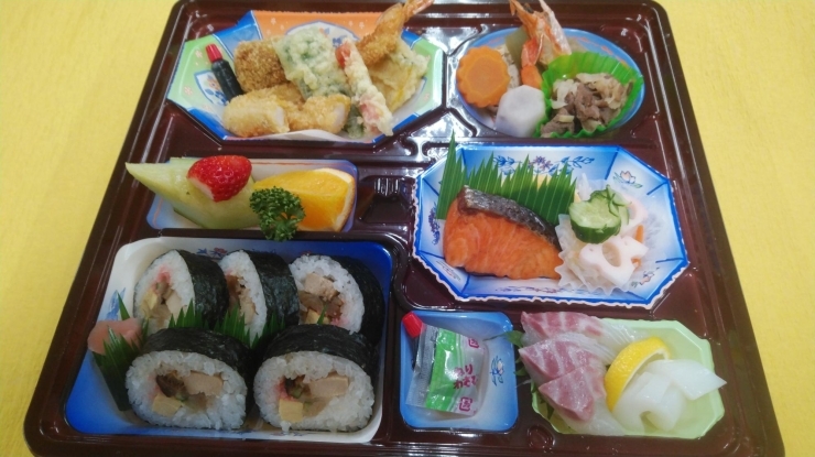 巻き寿司弁当２０００円(消費税別途)「新入社員歓迎会、花見弁当等の予約受付中。」