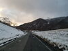 キャンプ場手前の急坂はこのような感じ「本日の積雪状況と年末年始の見通し」
