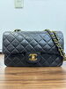 Wフラップ チェーンショルダー バッグ「シャネル(CHANEL)定番バッグ3選｜キャビアスキン・マトラッセ・ボーイシャネルの特徴と価値を徹底比較」