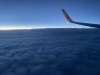 これから夜になっていく夕方の空「飛行機から見た空って、どんな感じなんだろう?」