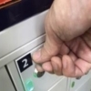 ９　鍵の取り出し（ランプが点灯している扉を開けて鍵を取り出してください）