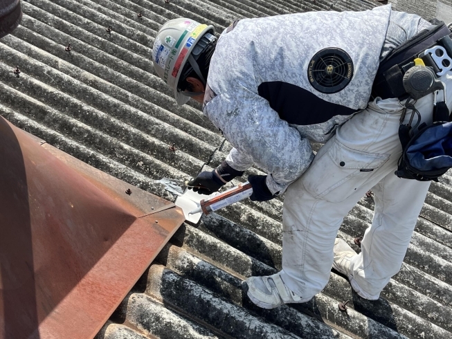 スレート屋根のひび割れをコーキングで補修「八幡市の工場でスレート屋根の張り替え工事」